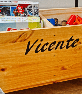 Caixa de madeira personalizada com o nome da criança